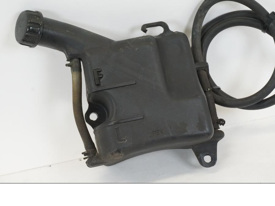 Snett uppifrån på Vattenxpansionskärl från en Kawasaki VN 800 -2000 motorcykel.