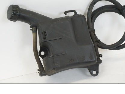 Snett uppifrån på Vattenxpansionskärl från en Kawasaki VN 800 -2000 motorcykel.