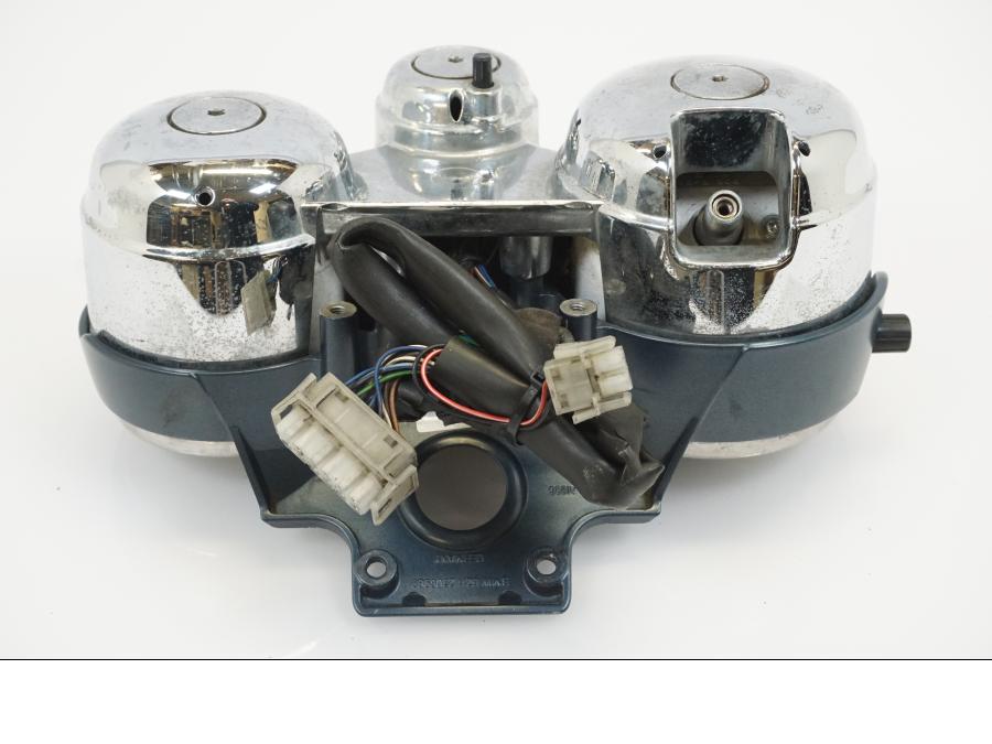 Snett uppifrån på Instrumentpanel från en BMW R 1150 R -2002 motorcykel.