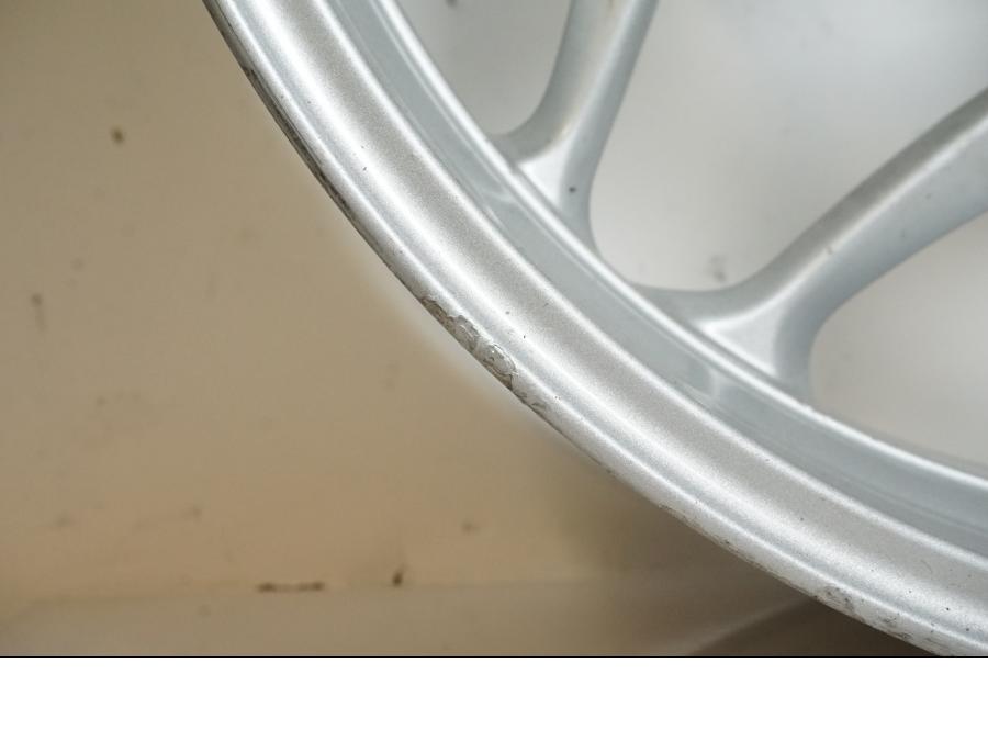 Extrabild1 på Fälg från en BMW R 1200 R -2009 motorcykel.