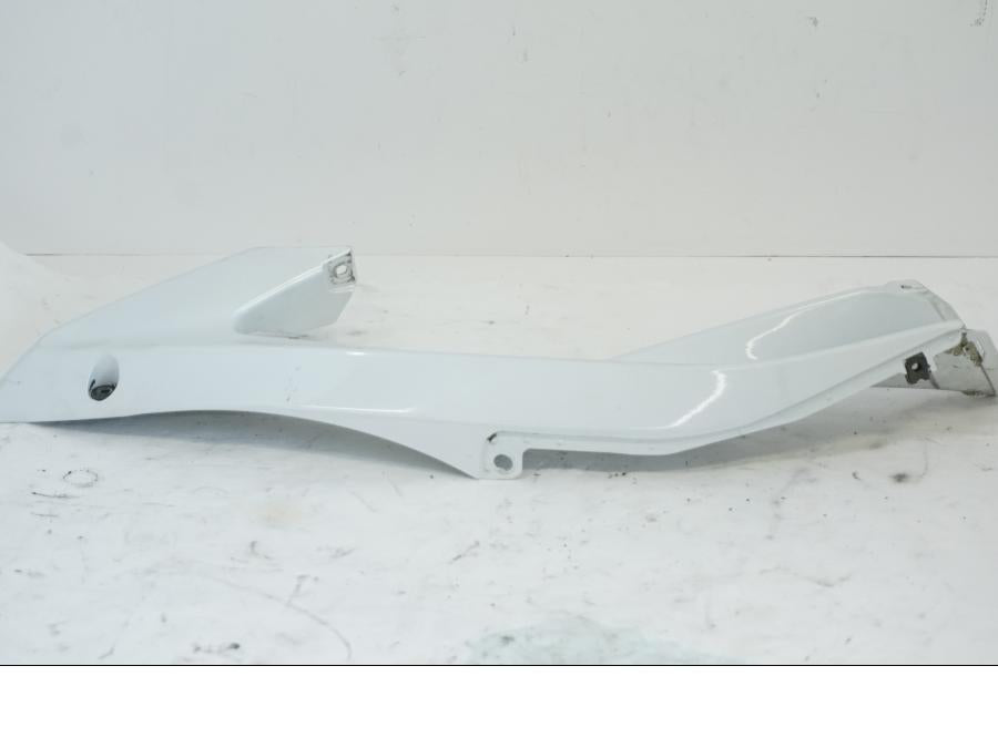 Vänster sida på Sidkåpa från en Yamaha YZF R6 -2006 motorcykel.