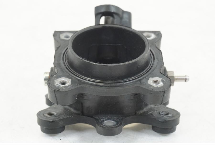 Baksidan på Insug från en Ducati Hyperstrada -2013 motorcykel.