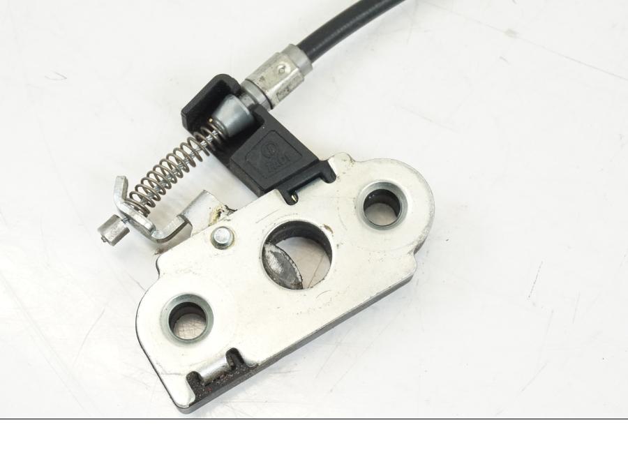 Höger sida på Sadellåsmekanism från en Ducati Streetfighter S -2011 motorcykel.