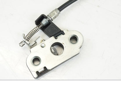 Höger sida på Sadellåsmekanism från en Ducati Streetfighter S -2011 motorcykel.