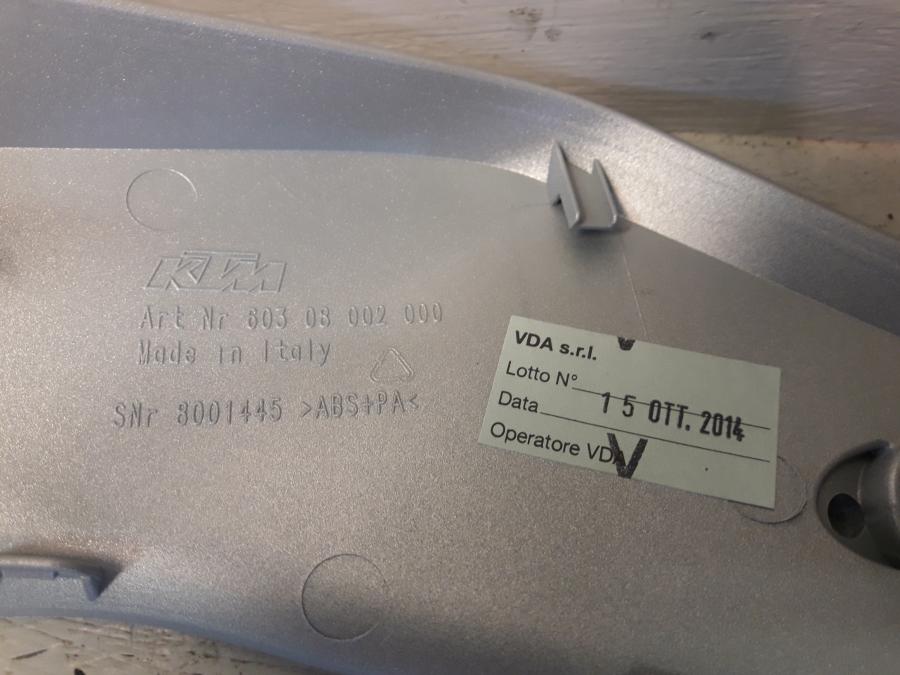 Höger sida på Sidkåpa från en KTM 1190 Adventure -2015 motorcykel.