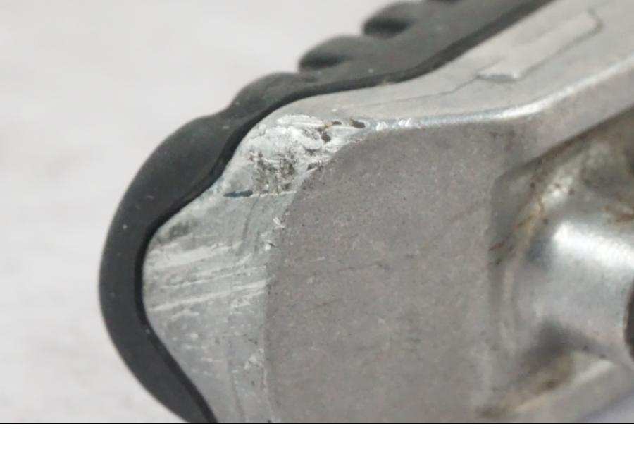 Snett nerifrån på Fotpinne från en Kawasaki ZZ-R 1400 -2009 motorcykel.