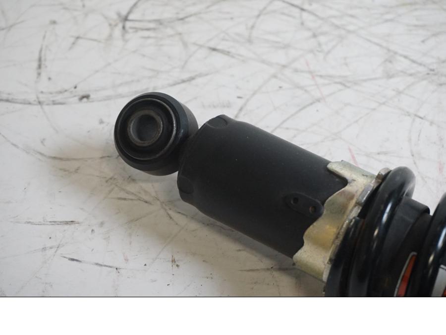 Vänster sida på Stötdämpare från en Kawasaki Ninja 300 -2013 motorcykel.