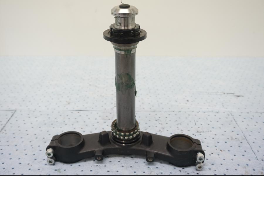 Framsidan på Gaffelkrona från en Kawasaki Z 650 ABS -2020 motorcykel.