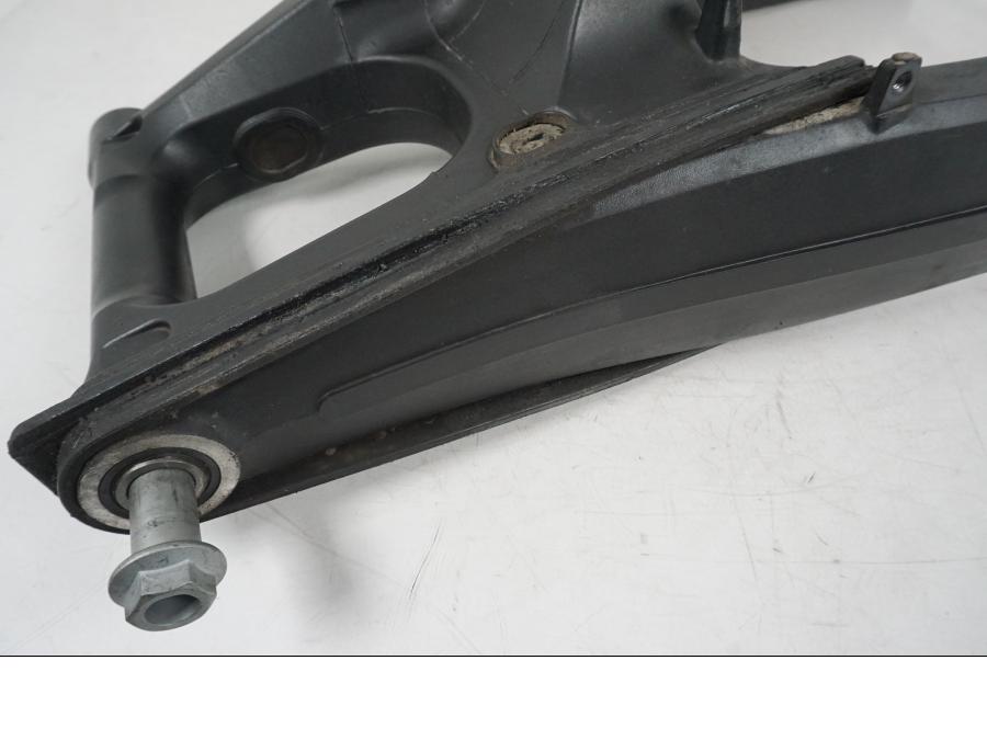 Baksidan på Sving från en Honda CB 650 F Hornet -2017 motorcykel.