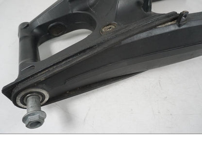 Baksidan på Sving från en Honda CB 650 F Hornet -2017 motorcykel.