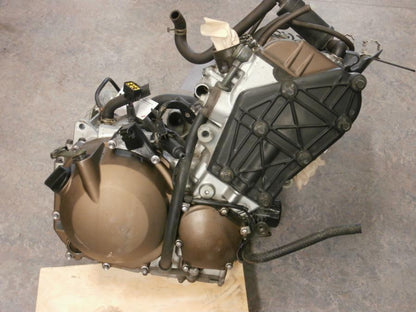 Snett uppifrån på Motor från en Kawasaki ZX-6R -2002 motorcykel.