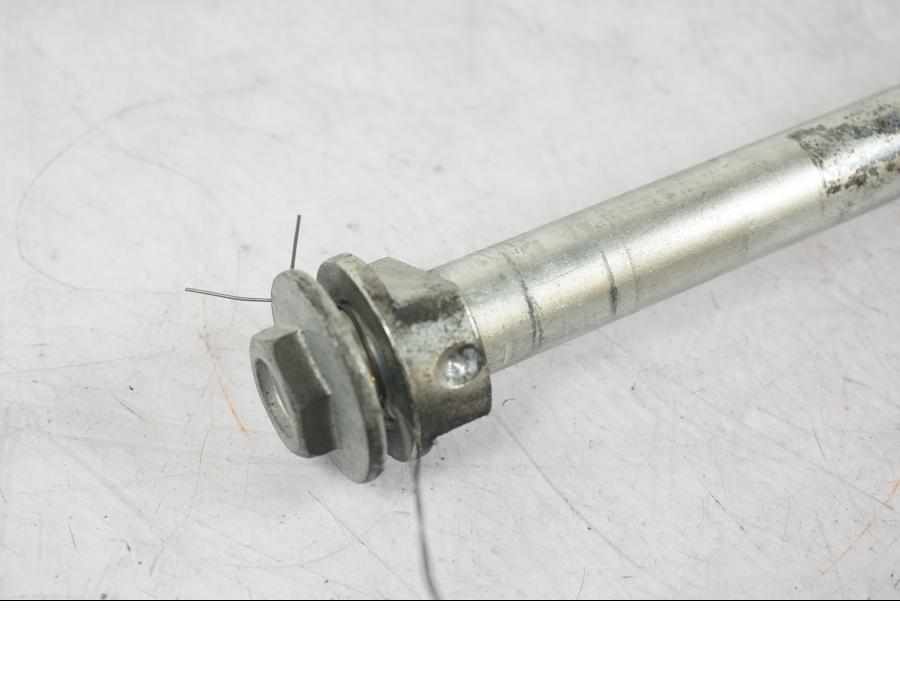 Höger sida på Axel från en Honda VT 600 C -1998 motorcykel.