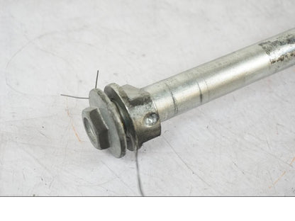 Höger sida på Axel från en Honda VT 600 C -1998 motorcykel.