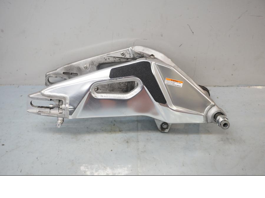 Framsidan på Sving från en Aprilia Tuono V4R -2018 motorcykel.