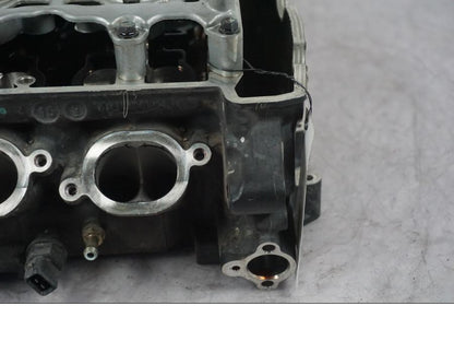 Vänster sida på Topplock från en Triumph Tiger Explorer -2016 motorcykel.