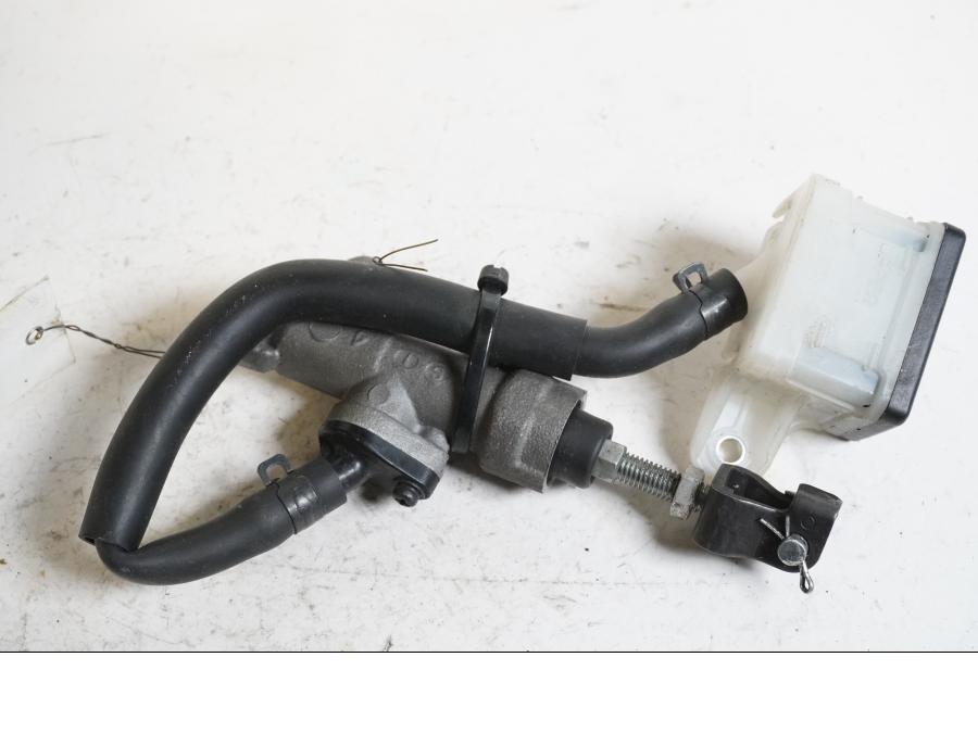 Baksidan på Bromshuvudcylinder från en Honda CRF 1000 Africa Twin -2016 motorcykel.