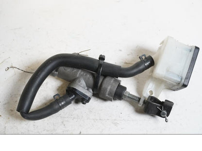 Baksidan på Bromshuvudcylinder från en Honda CRF 1000 Africa Twin -2016 motorcykel.