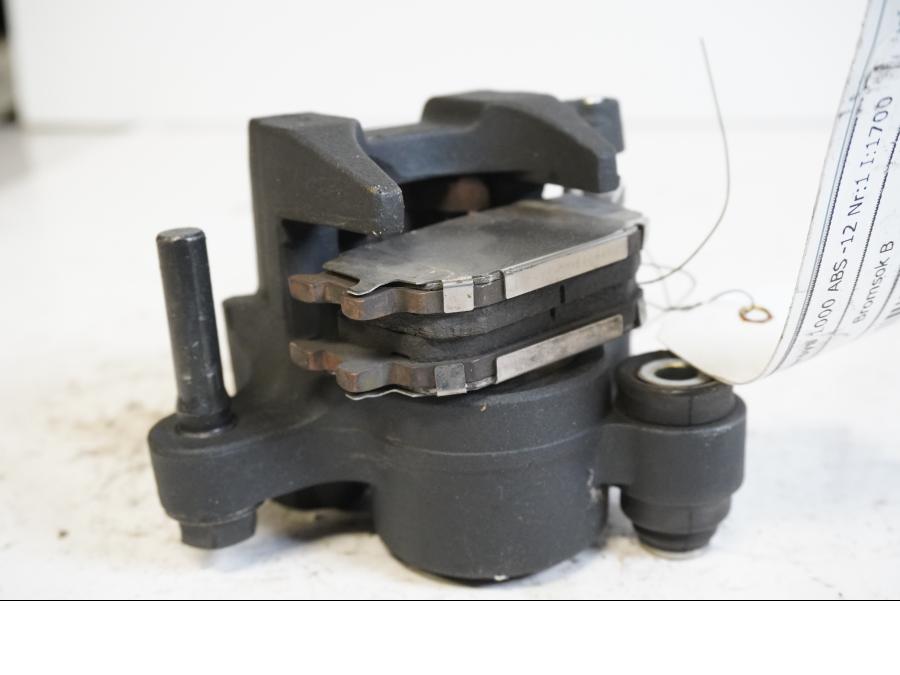 Höger sida på Bromsok från en Kawasaki Versys 1000 -2012 motorcykel.