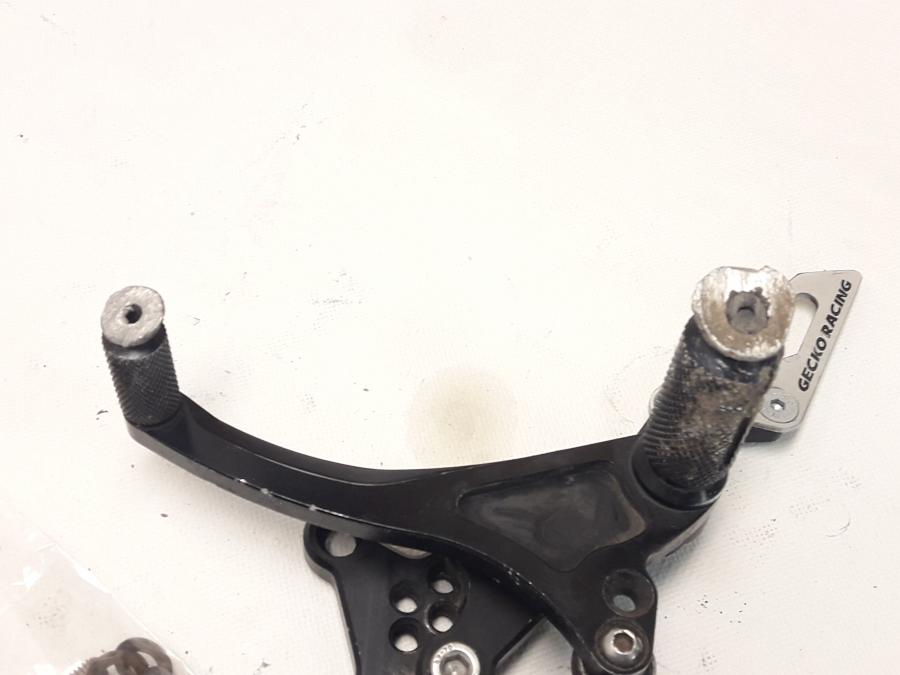 Vänster sida på Fotreglage från en KTM 990 Super Duke -2007 motorcykel.