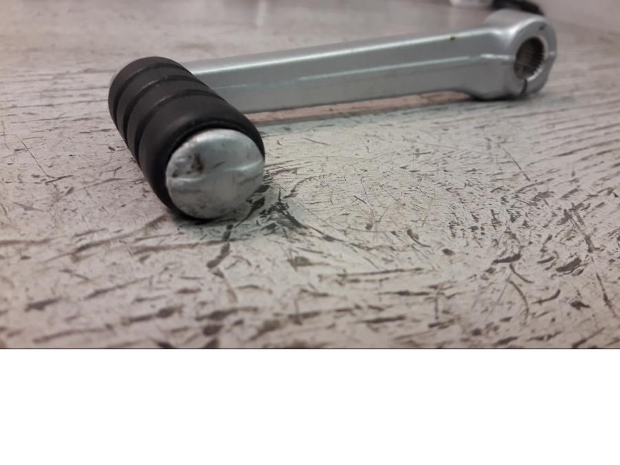 Baksidan på Växelpedal från en BMW R 1200 GS -2004 motorcykel.