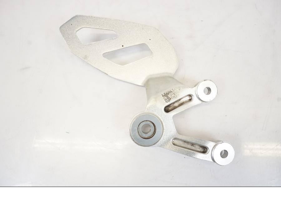 Höger sida på Fotpinnefäste från en BMW S 1000 XR -2019 motorcykel.