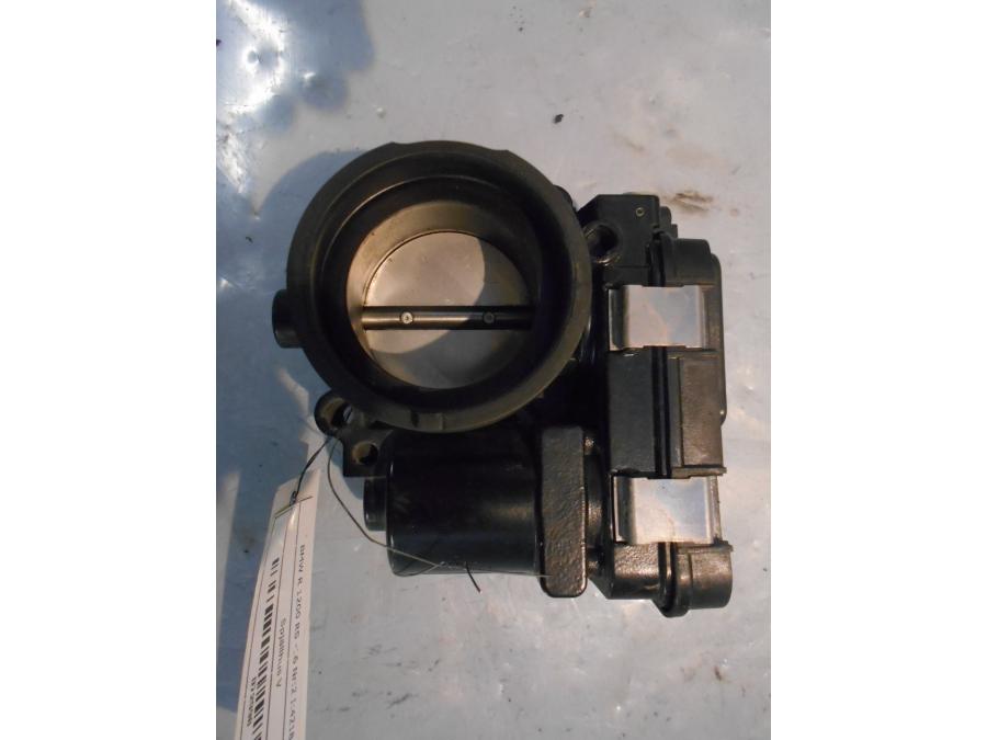 Snett nerifrån på Spjällhus från en BMW R 1200 RS -2016 motorcykel.