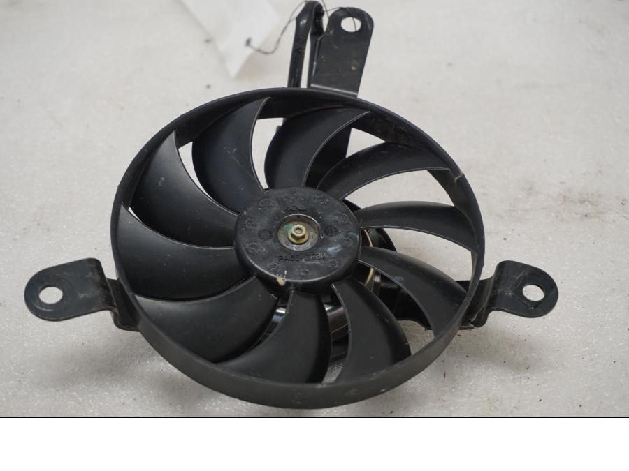 Baksidan på Vattenkylfläkt från en Ducati Monster 1200 -2015 motorcykel.