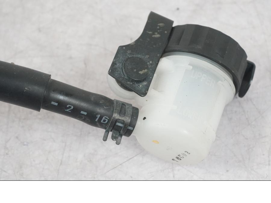 Snett nerifrån på Bromsvätskebehållare från en Yamaha MT-09 -2016 motorcykel.