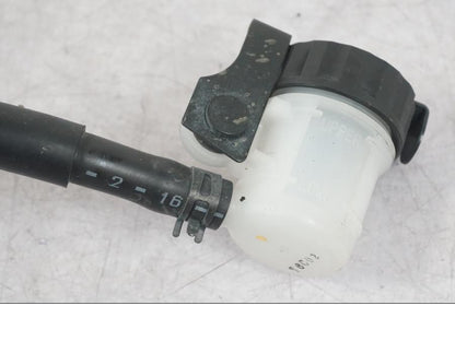 Snett nerifrån på Bromsvätskebehållare från en Yamaha MT-09 -2016 motorcykel.