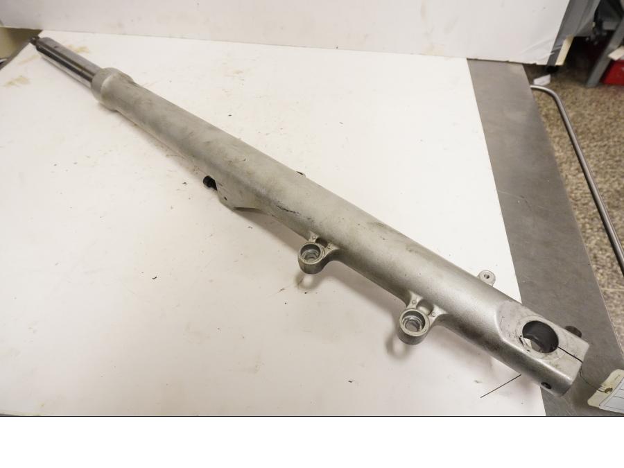 Framsidan på Gaffelben från en BMW R 1100 GS -1997 motorcykel.