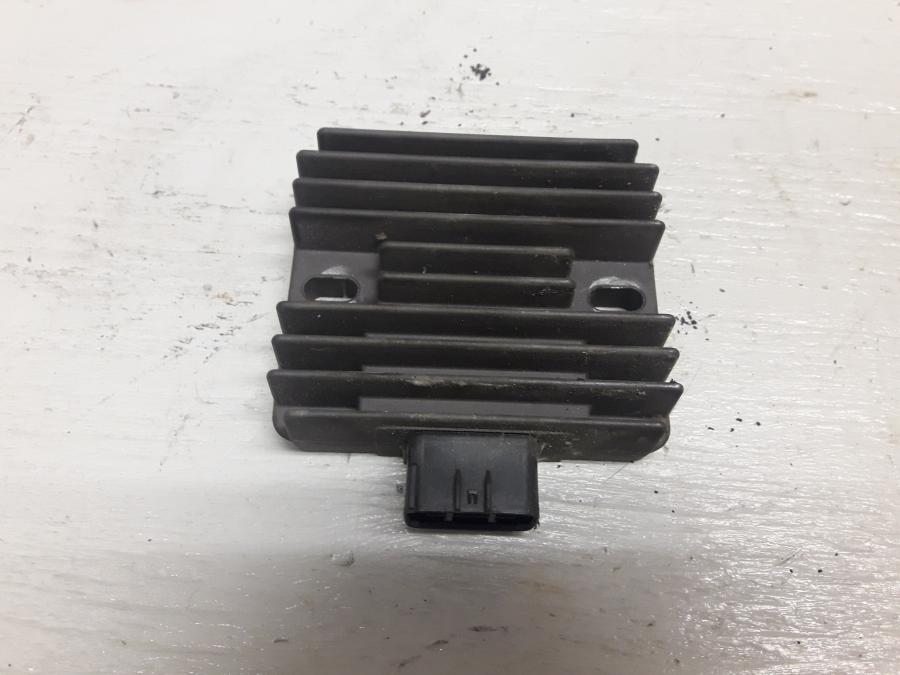 Framsidan på Likriktare från en Kawasaki ER-6N -2015 motorcykel.