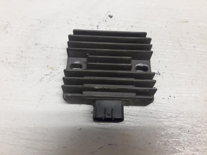 Framsidan på Likriktare från en Kawasaki ER-6N -2015 motorcykel.