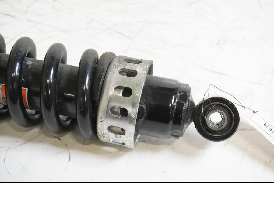 Baksidan på Stötdämpare från en Suzuki M 1800 -2009 motorcykel.