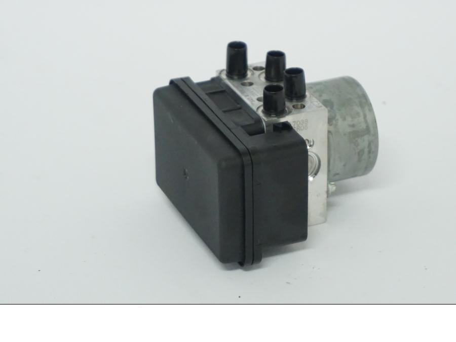 Snett nerifrån på ABS Modulator från en Ducati Desert X -2022 motorcykel.