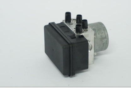 Snett nerifrån på ABS Modulator från en Ducati Desert X -2022 motorcykel.