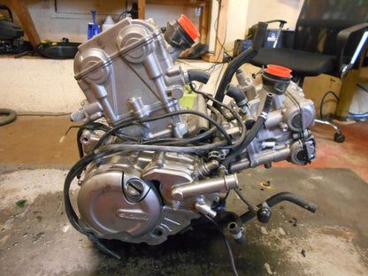 Höger sida på Motor från en Suzuki DL 650 -2013 motorcykel.