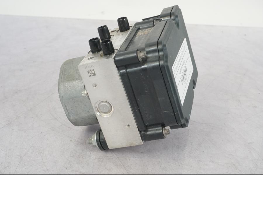 Vänster sida på ABS Modulator från en KTM 1290 Super Adventure R -2018 motorcykel.