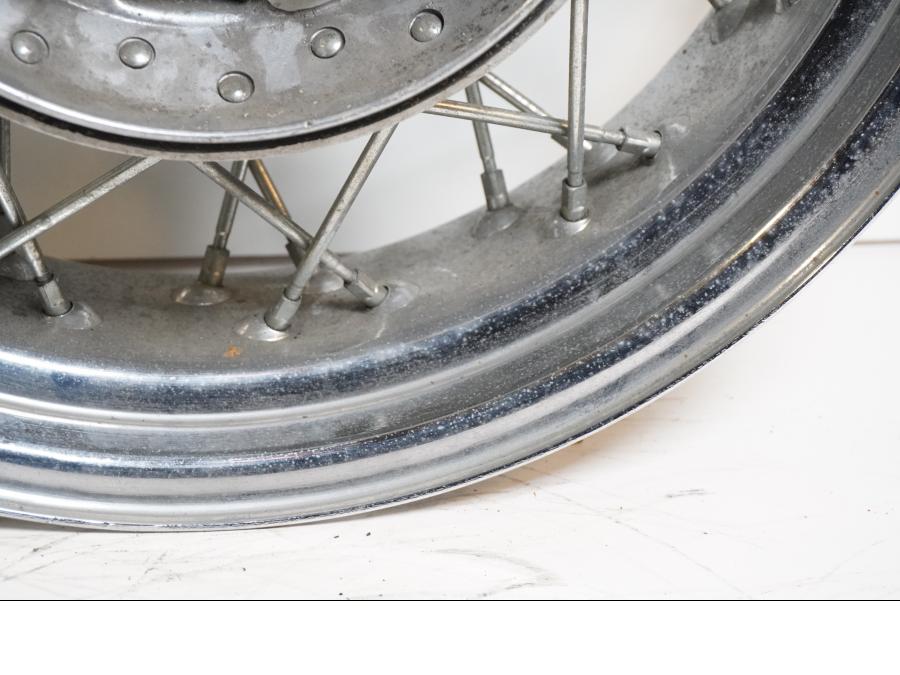 Extrabild4 på Fälg från en Yamaha XVS 1100 -2000 motorcykel.