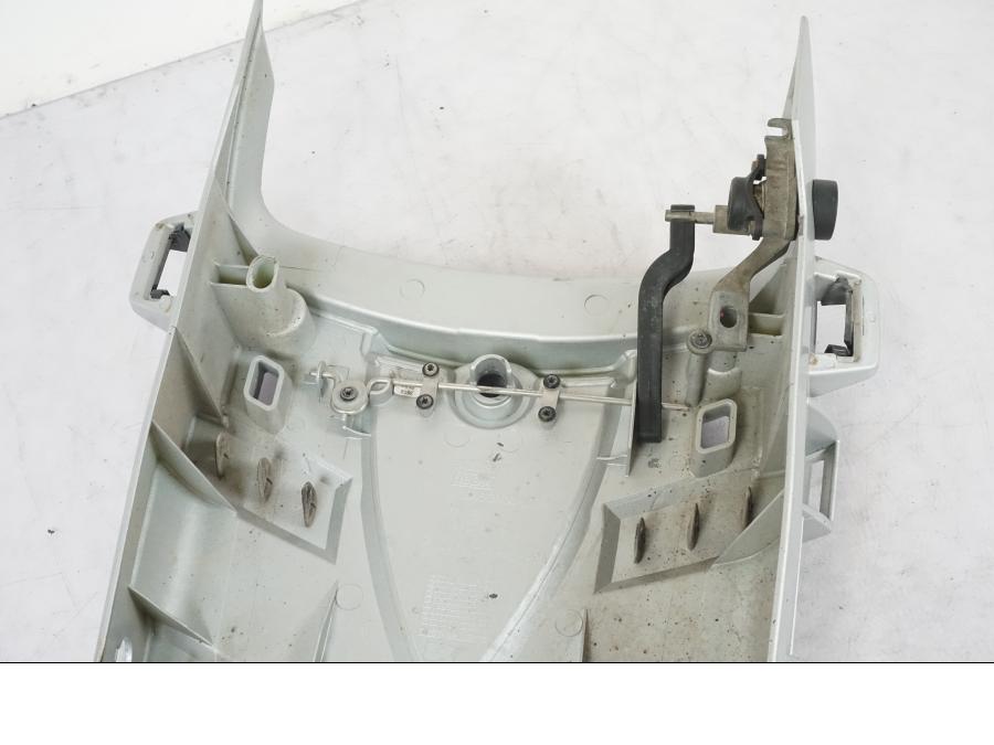 Snett nerifrån på Sadelfäste från en BMW R 1200 GSA -2012 motorcykel.