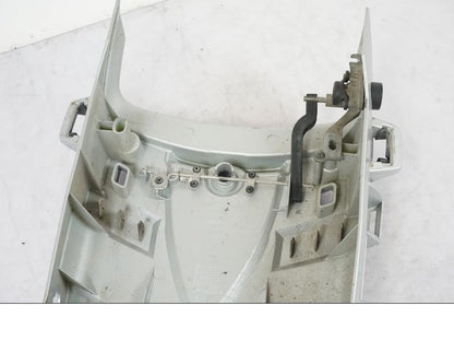 Snett nerifrån på Sadelfäste från en BMW R 1200 GSA -2012 motorcykel.