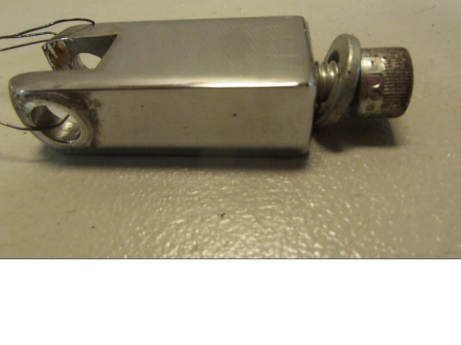 Baksidan på Fotpinnefäste från en H-D Dyna Low Rider FXDL -2004 motorcykel.