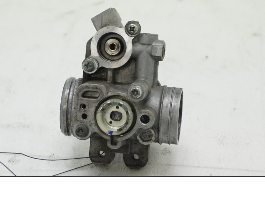 Framsidan på Spjällhus från en Yamaha YZF-R 125 -2008 motorcykel.