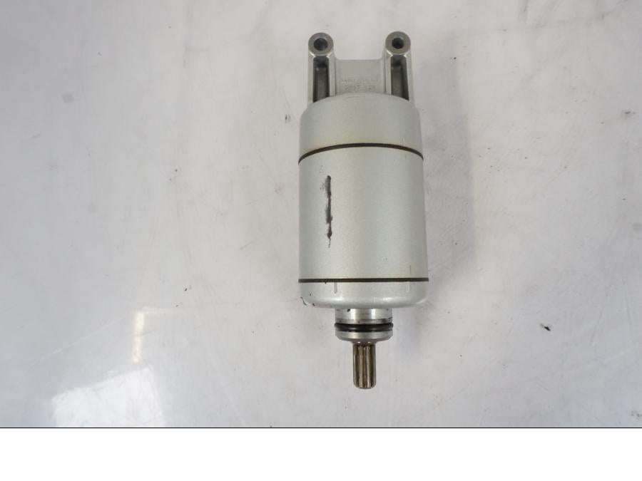 Höger sida på Startmotor från en Honda CRF 1000 Africa Twin -2016 motorcykel.