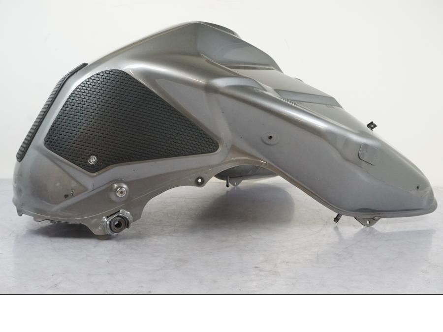 Snett nerifrån på Bensintank från en Triumph Tiger Explorer -2013 motorcykel.