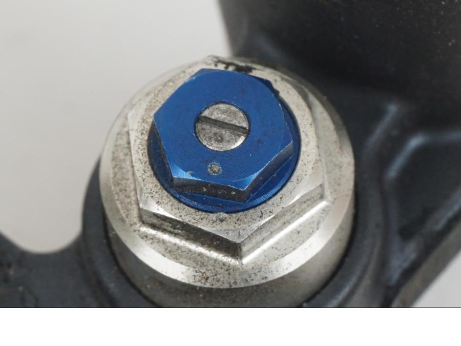 Snett uppifrån på Stötdämpare från en Suzuki GSX-R 750 -2009 motorcykel.