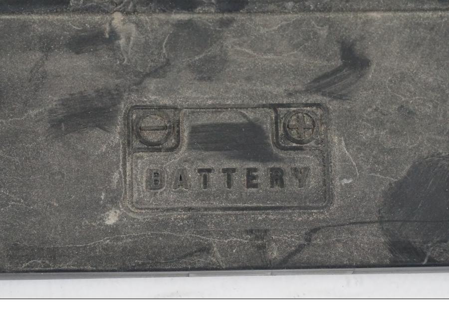 Baksidan på Batterihållare från en Suzuki VZR 1800 -2009 motorcykel.