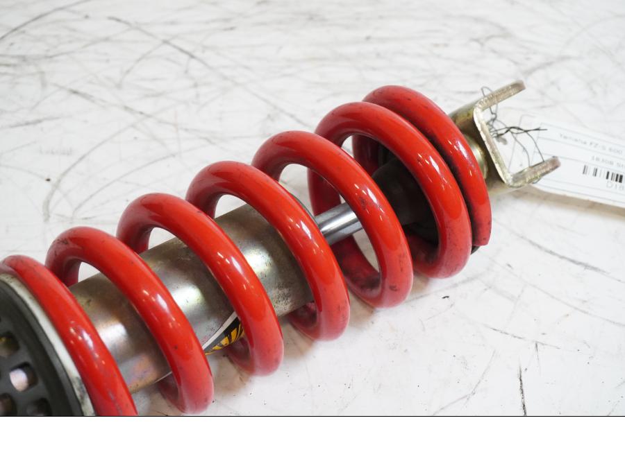 Höger sida på Stötdämpare från en Yamaha FZ-S 600 -2001 motorcykel.