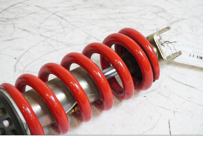 Höger sida på Stötdämpare från en Yamaha FZ-S 600 -2001 motorcykel.