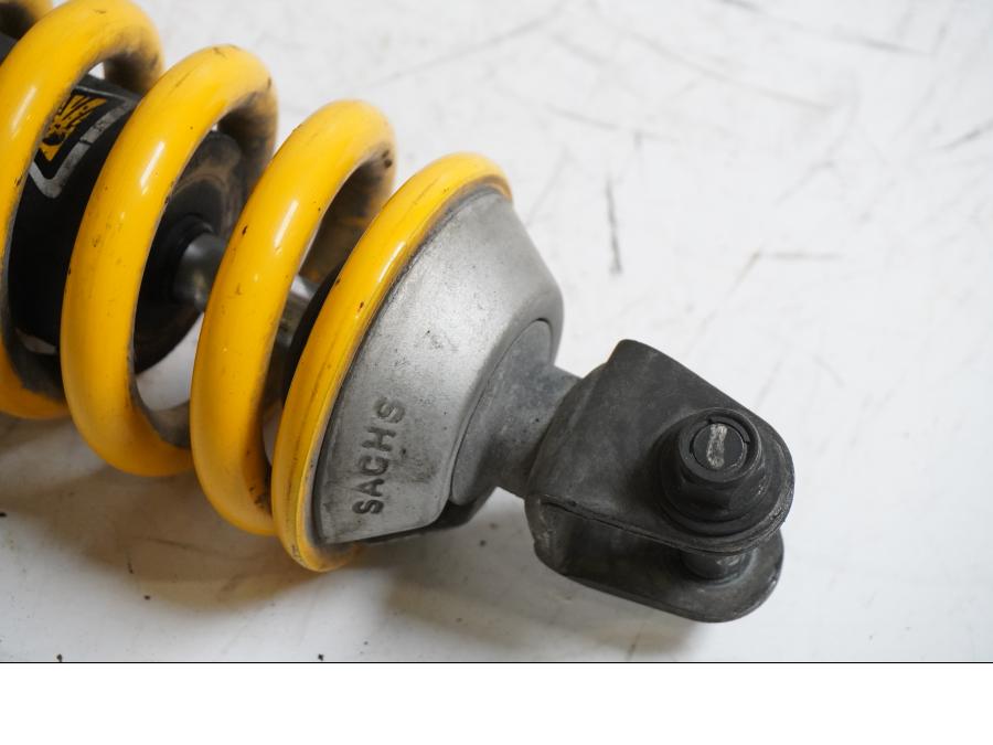 Baksidan på Stötdämpare från en Yamaha BT 1100 -2002 motorcykel.