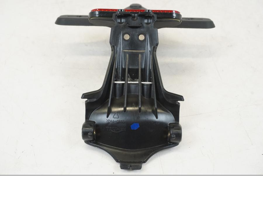 Vänster sida på Skylthållare från en Triumph Speed Triple -2021 motorcykel.